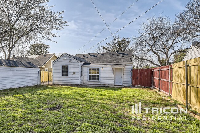 Building Photo - 3920 Calmont Ave