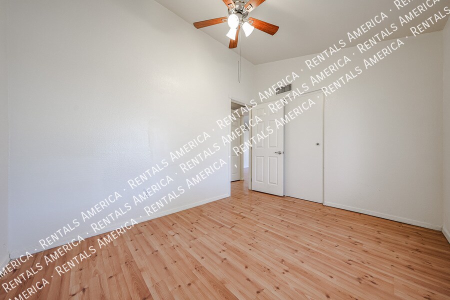 Building Photo - 2834 E Isabella Ave