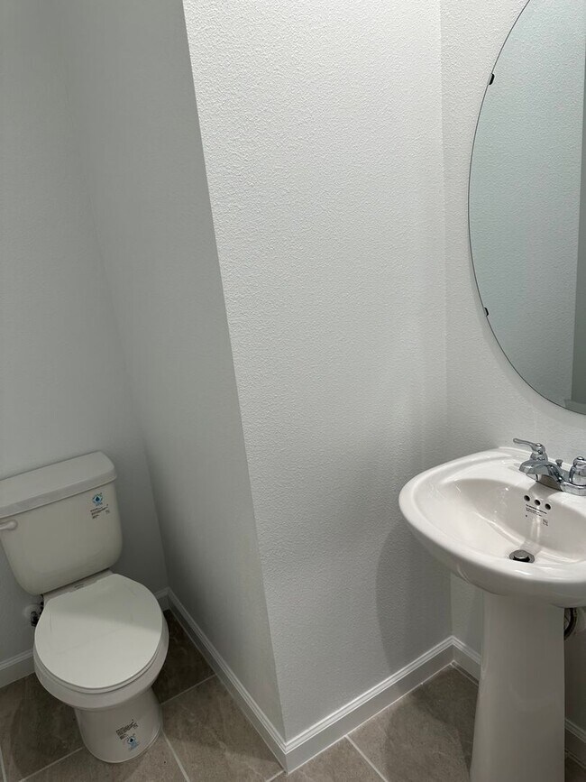Building Photo - For Rent - 3 BEDROOM 2.5 BATHROOM TOWNHOUS...