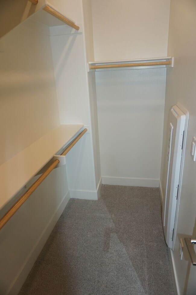 Building Photo - Beautiful 2 Bed 2.5 Bath End Unit with Lof...