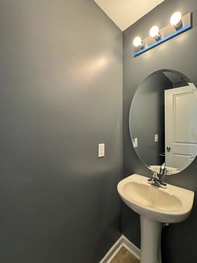 Building Photo - Spacious 4 Bed 2.5 Bath Home with Flex Rooms