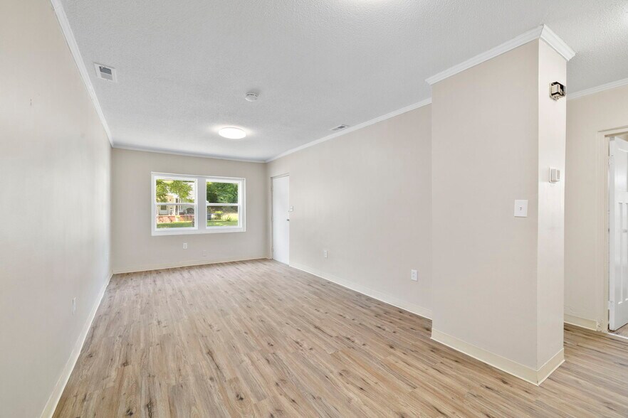 Living - 609 Salem St