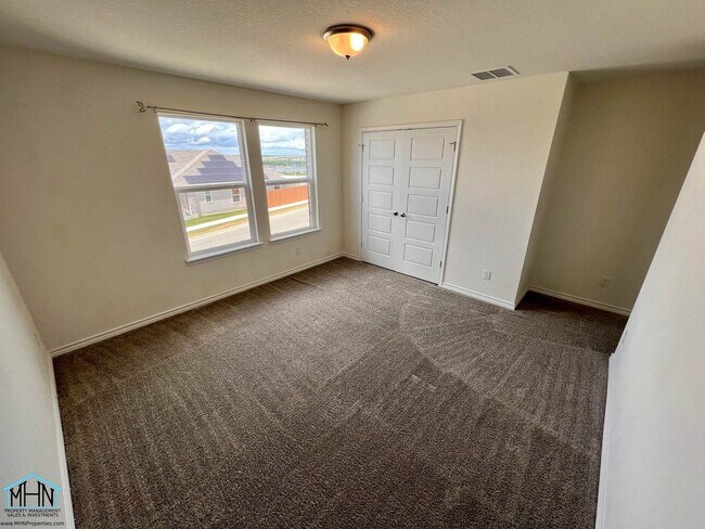 Building Photo - Beautiful 2-story 4 bed/2.5 bath home with...