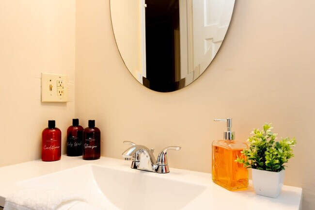 Building Photo - 3912 Crestview Dr