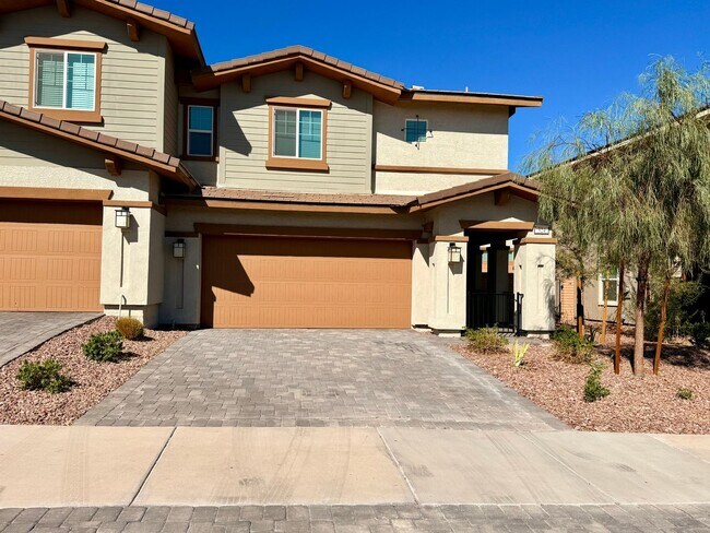 Building Photo - 3 BED 2.5 BATH 2 CAR GARAGE TOWNHOUSE w/ P...