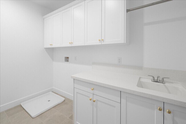 Building Photo - Model-Perfect 5 Bedroom Home in Valencia!