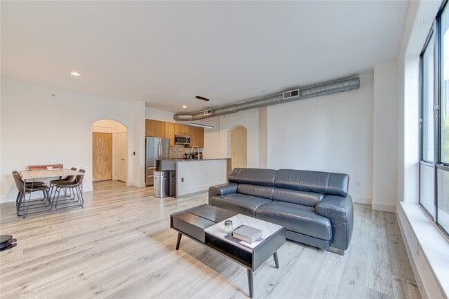 Building Photo - 1901 Post Oak Blvd