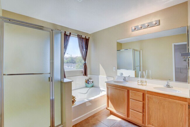 Building Photo - 4 Bedroom with Pool in Centennial Hills