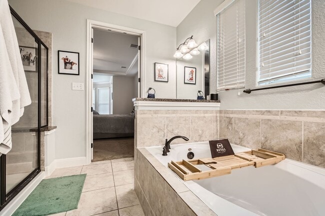 Building Photo - 5 Bedrooms and 3+ Living Spaces!