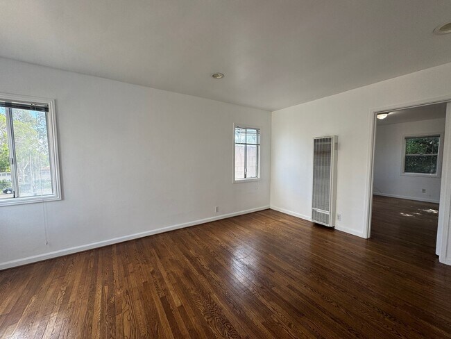 Building Photo - 5179 Huntington Dr N