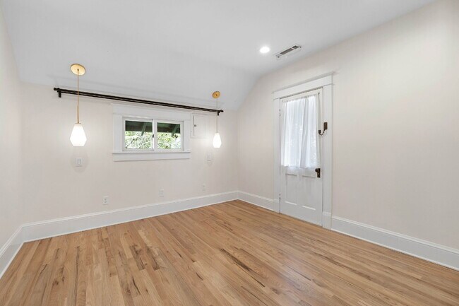 Building Photo - Beautifully Restored 3-Bedroom Home in Historic Section of Oregon City