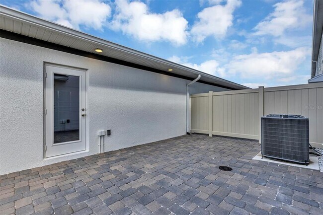 Building Photo - 518 Lady Palm St