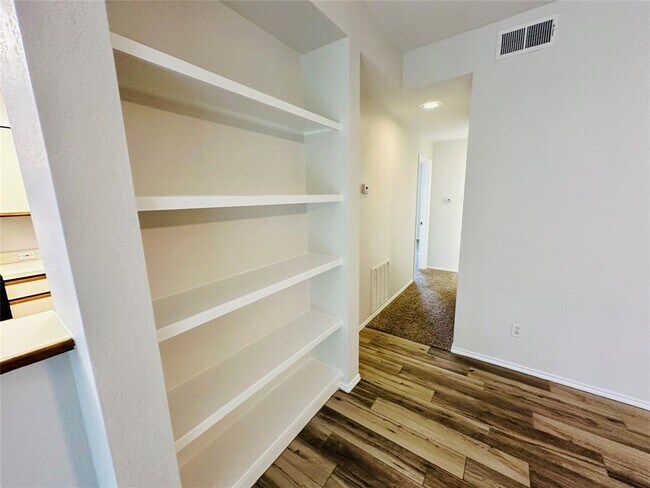 Building Photo - 4711 Spicewood Springs Rd