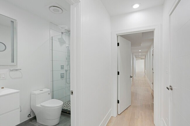 Building Photo - 7731 N Eastlake Terrace