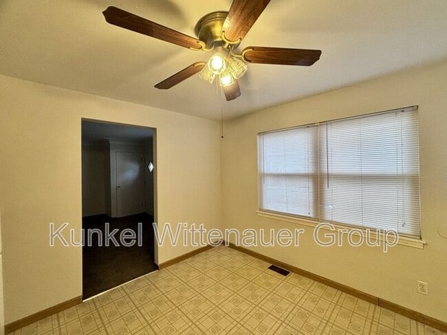 Building Photo - 4 Hickory Ct