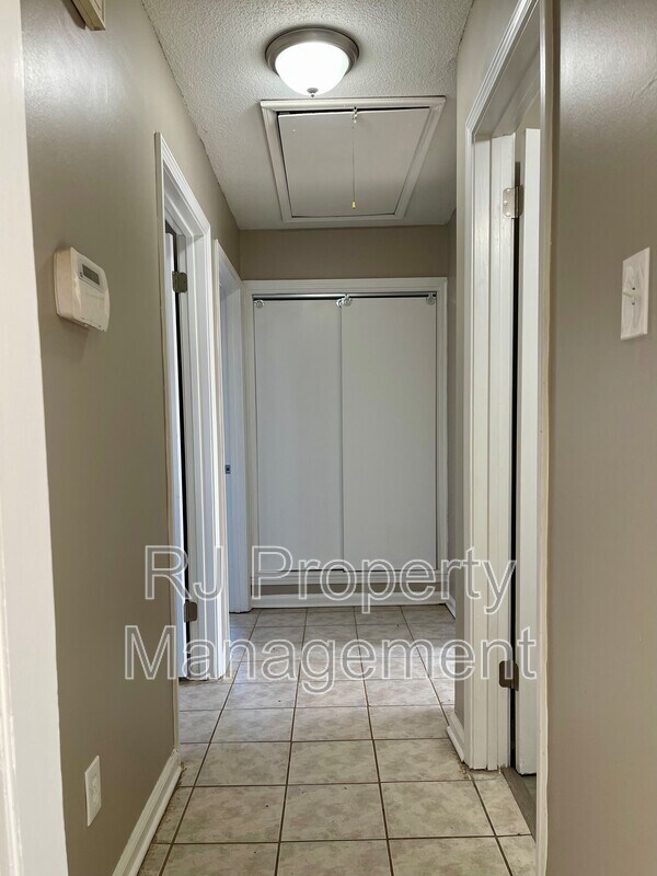 Building Photo - 4211 Lansdowne Dr