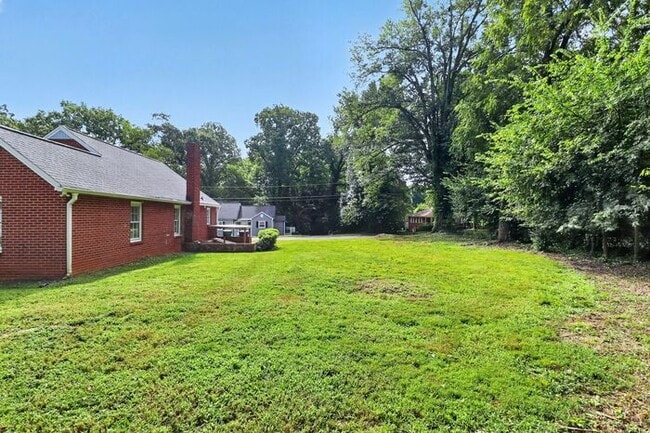 Building Photo - Well Maintained 2BD/1BA Brick Home in Charlotte, NC!