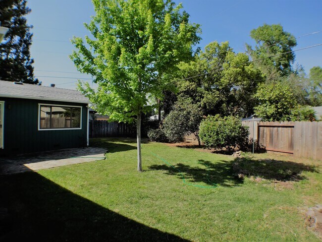 Building Photo - 886 Lynn Ln