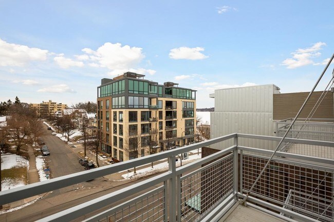 Building Photo - 1800 E Lake St