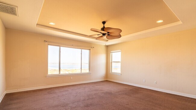 Building Photo - Huge Bay Front 3 Bed 2.5 Bath