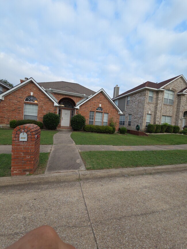 Building Photo - 2405 Shinnery Oak Dr