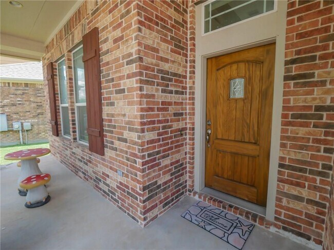 Building Photo - 305 Navigator Dr