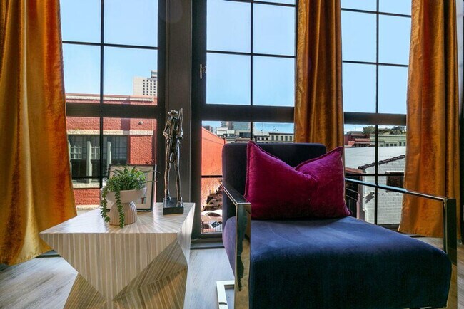 Building Photo - 611 Commerce St