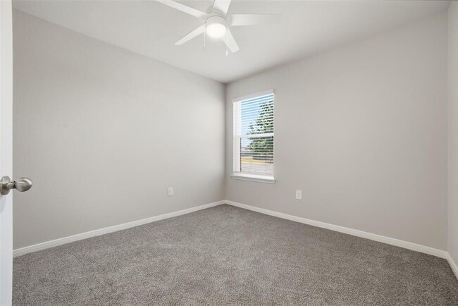 Building Photo - 600 Marimoor Dr