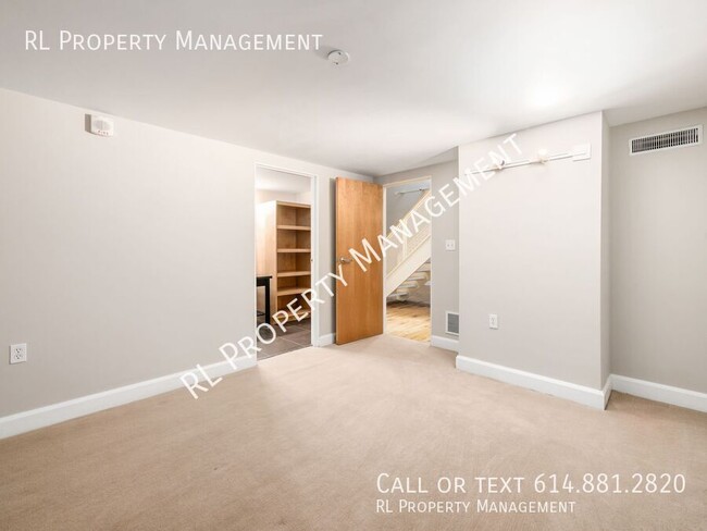 Building Photo - Spacious 3 bedroom/3 bathroom condo close ...