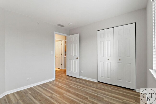 Building Photo - 2139 Vanderbilt Dr