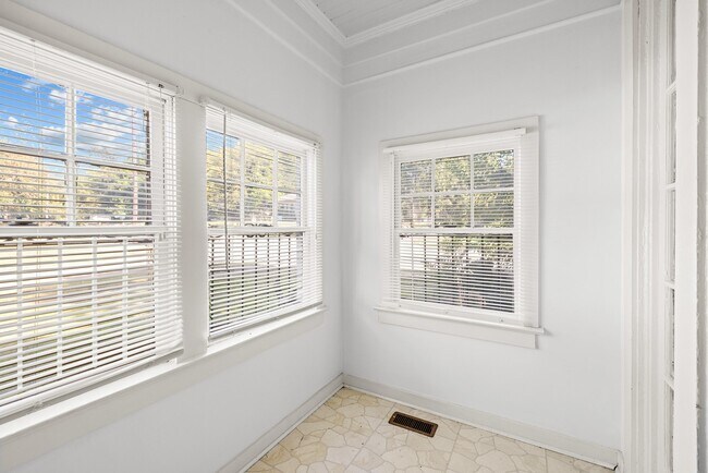 Building Photo - 4948 Farrell Ave