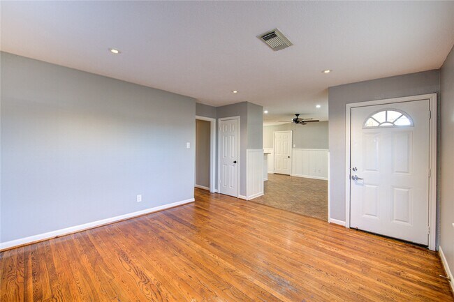 Building Photo - 2714 Southmore Ave