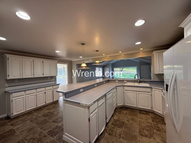 Building Photo - Spacious 6-Bedroom Home with Pool & Multiple Fireplaces – Great Northside Location!