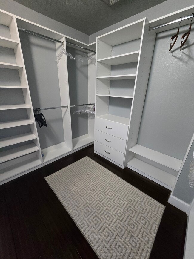 Building Photo - 802 King Neptune Ln