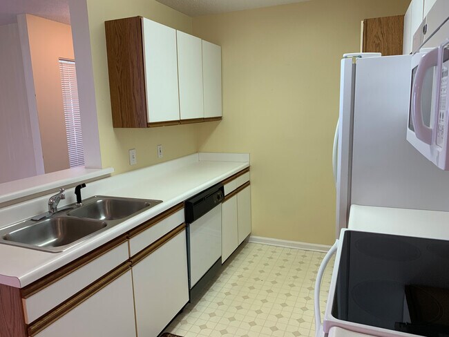 Building Photo - 2136 Clearwater Dr