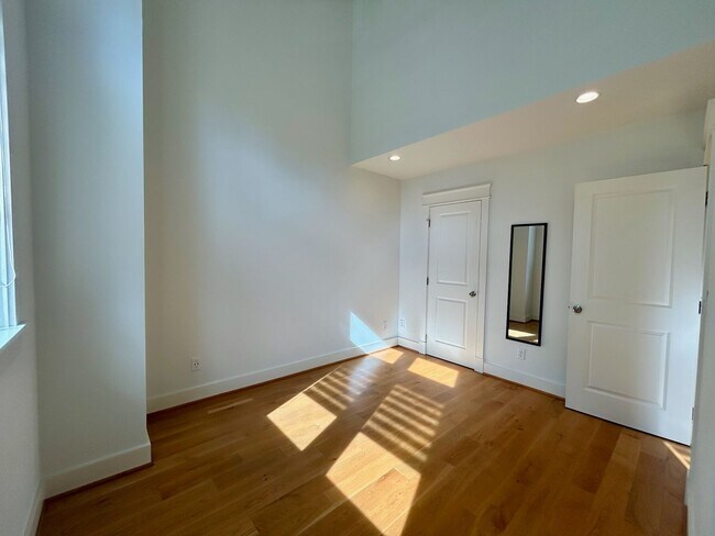 Building Photo - Queen Anne Townhome