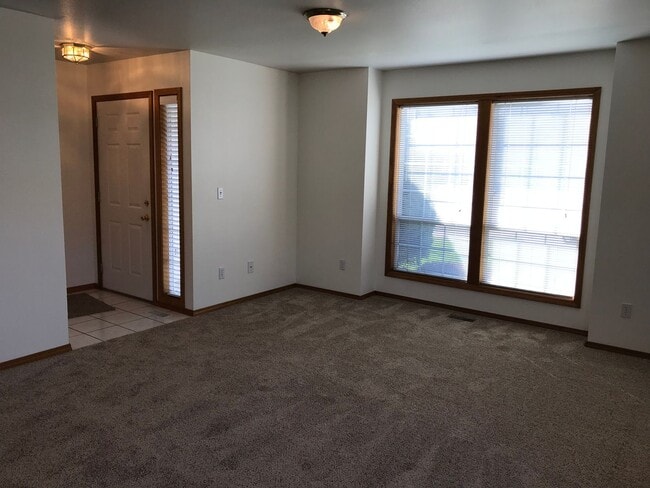 Building Photo - Adorable Well-Cared-For Duplex w/ Garage &...
