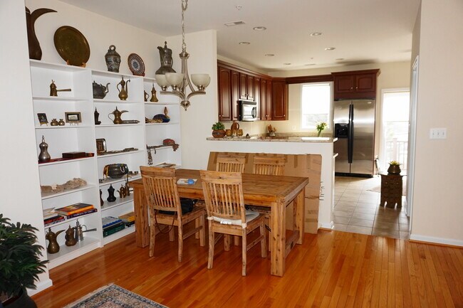 Building Photo - Charming 3Bedroom/3.5Bath Townhome in Ridg...