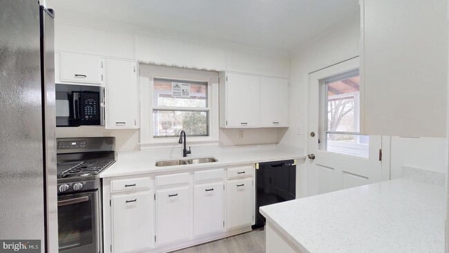 Building Photo - 6511 Enfield Dr