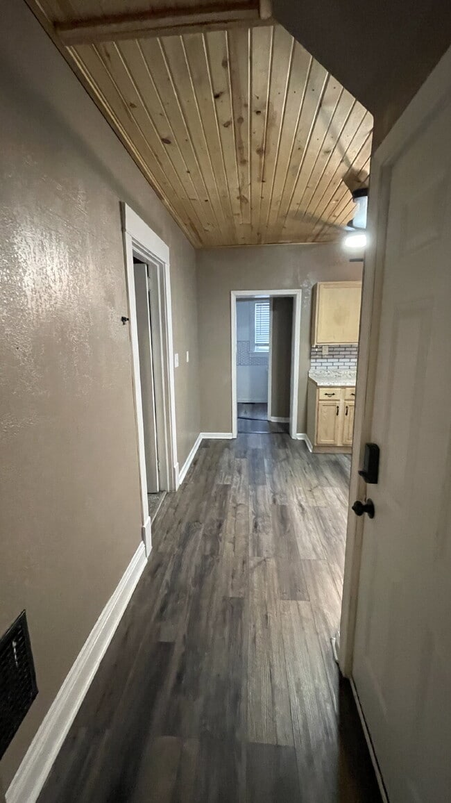 Building Photo - Cozy, Updated 1-Bed Apartment Near Downtown Sharon with In-Unit Laundry!