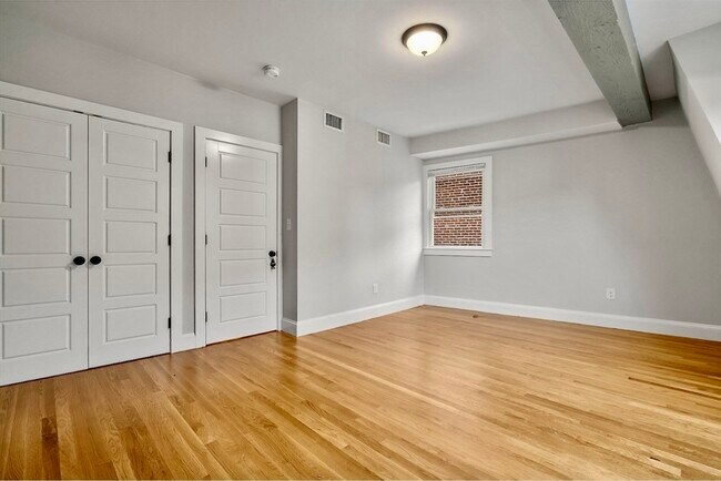 Building Photo - 129 Sutherland Rd