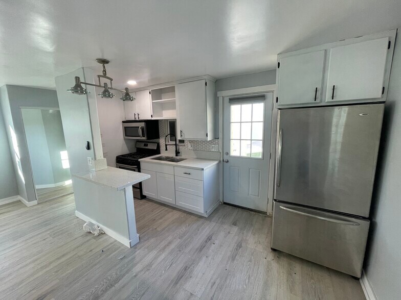 Kitchen - 610 W Manor Dr