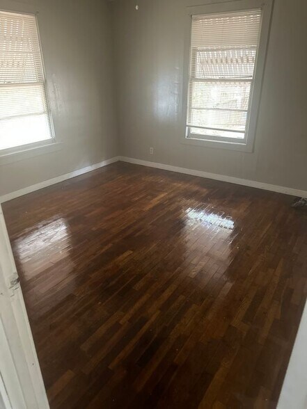 Building Photo - 1318 N Mosby Ave