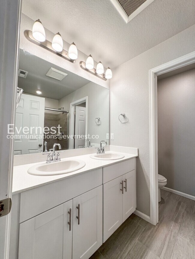 Building Photo - 3 Bed/2.5 Bath Townhome with Garage / Available Now!