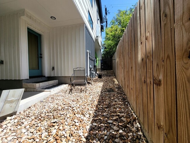 Building Photo - Modern 1/BR 1/BA with Tall Ceilings, Natur...