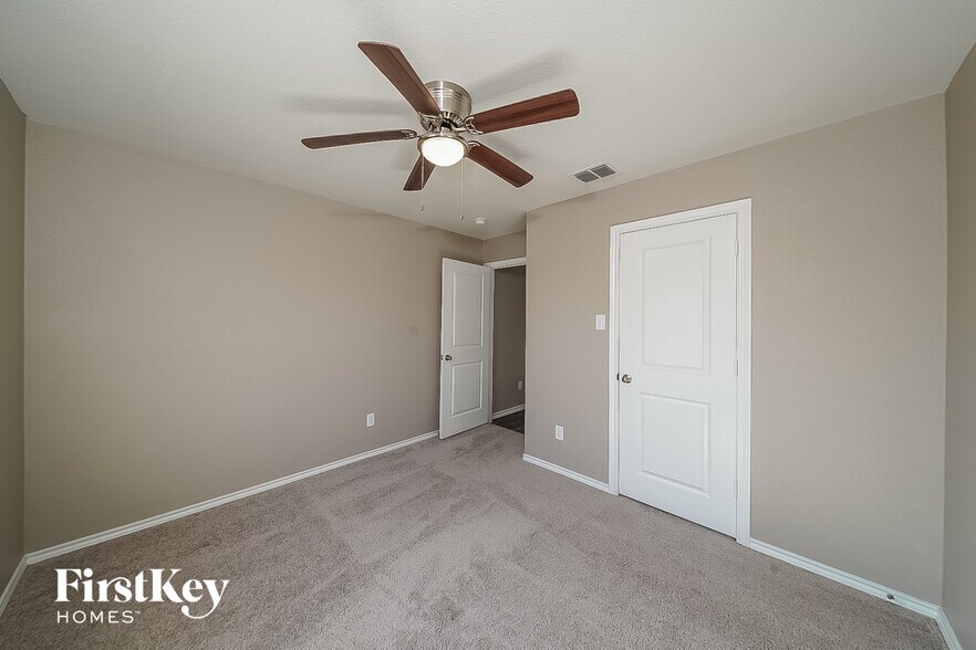 Building Photo - 2537 Doe Run