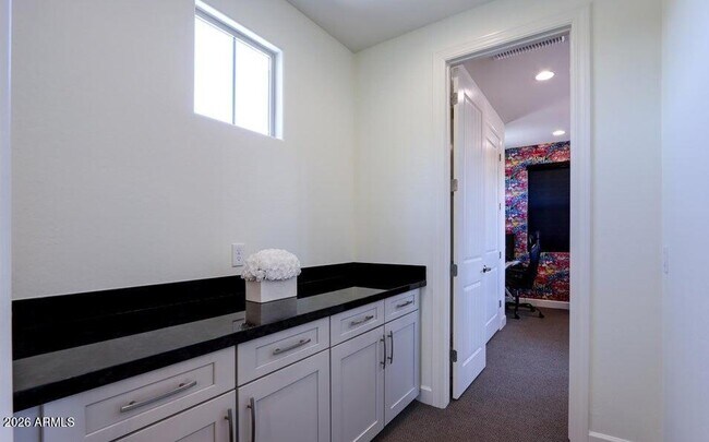 Building Photo - 948 W Yosemite Dr