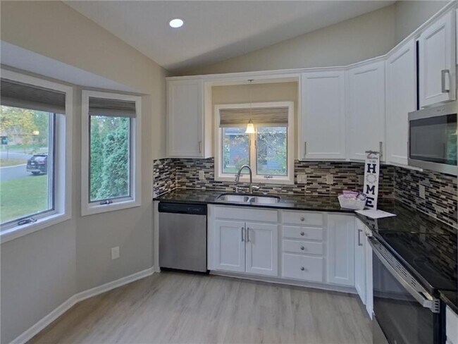 Building Photo - 4448 Hamilton Dr