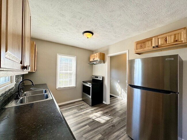Building Photo - Charming  2-bedroom, 1-bathroom Storybook Cottage Awaits!