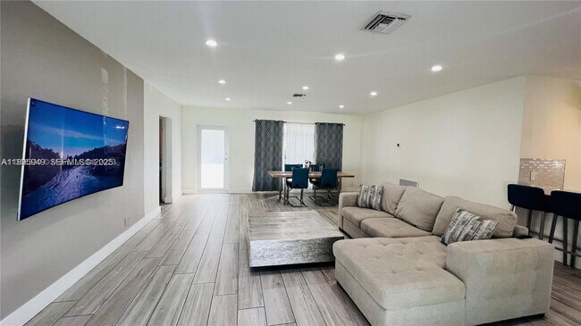 Building Photo - 911 N 14th Ave